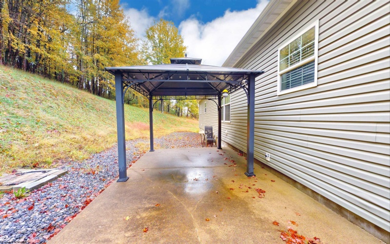 3209 GEORGE WASHINGTON Highway, Grafton, West Virginia 26354, 3 Bedroom Bedrooms, 10 Room Rooms,2 BathroomBathrooms,Single Family Detached,For Sale,GEORGE WASHINGTON,0,10167394