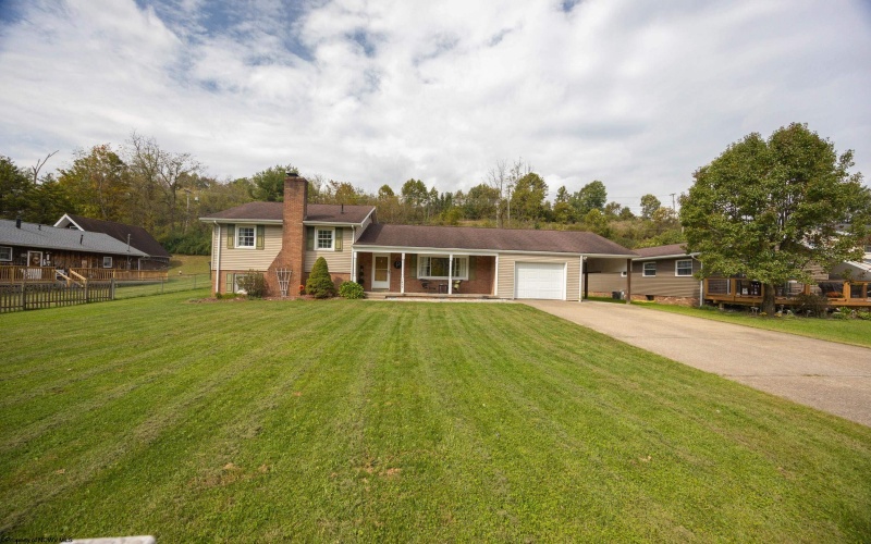 1457 Maple Lake Road, Bridgeport, West Virginia 26330, 3 Bedroom Bedrooms, 10 Room Rooms,2 BathroomBathrooms,Single Family Detached,For Sale,Maple Lake,0,10167393