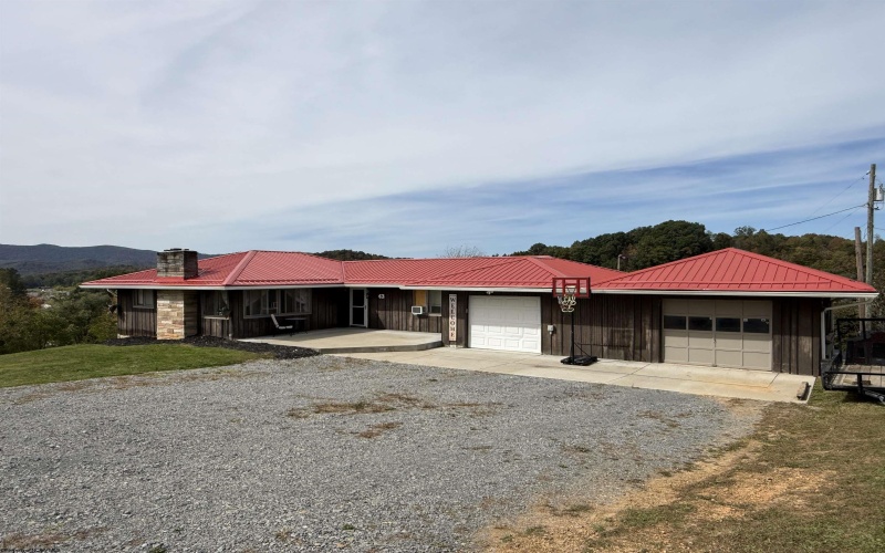 43 Gwendolyn Drive, Elkins, West Virginia 26241, 3 Bedroom Bedrooms, 11 Room Rooms,3 BathroomBathrooms,Single Family Detached,For Sale,Gwendolyn,0,10167349