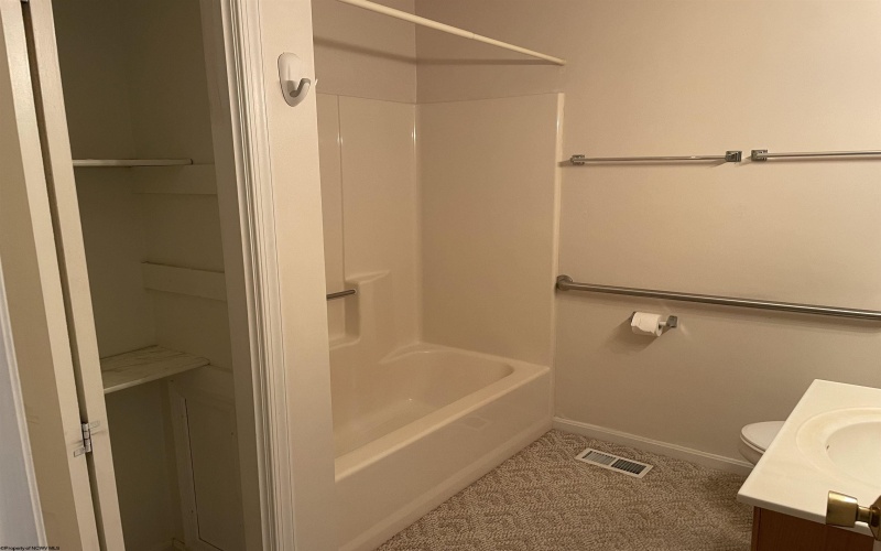 512 Worthington Drive, Bridgeport, West Virginia 26330, 2 Bedroom Bedrooms, 5 Room Rooms,1 BathroomBathrooms,Residential Rentals,For Rent,Worthington,0,10167585