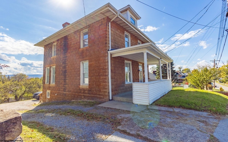 1000 Willey Street, Morgantown, West Virginia 26505-5151, 3 Bedrooms Bedrooms, 6 Rooms Rooms,2 BathroomsBathrooms,Single Family Detached,For Sale,Willey,10151510