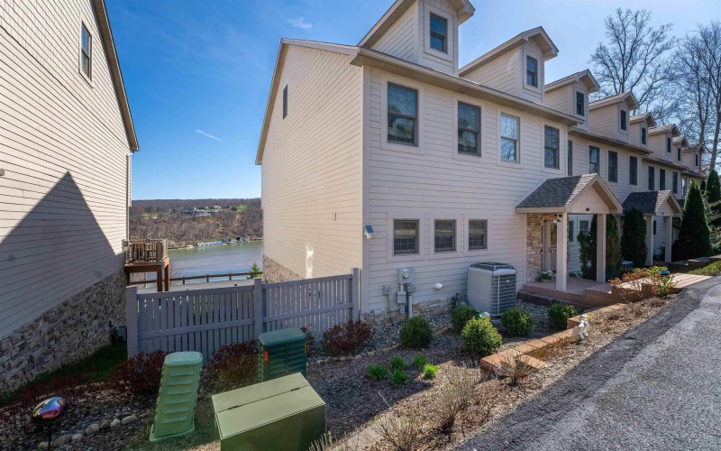 5 Waterside Drive, Morgantown, West Virginia 26508, 4 Bedrooms Bedrooms, 8 Rooms Rooms,2 BathroomsBathrooms,Single Family Attached,For Sale,Waterside,10153537
